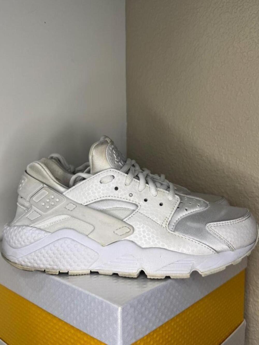 All White Nike Huarache Sneakers – Women’s Size 9